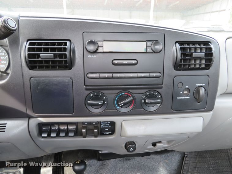 image for item DE8255 2006 Ford F350 Super Duty XL utility bed pickup truck