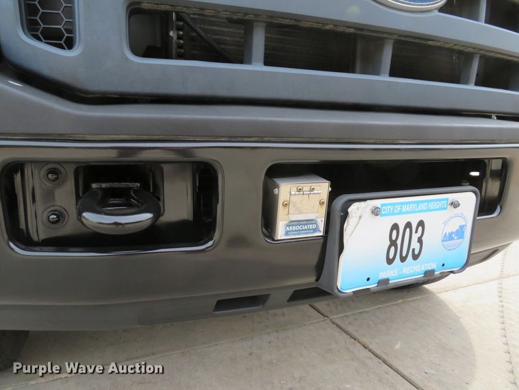 image for item DE8255 2006 Ford F350 Super Duty XL utility bed pickup truck