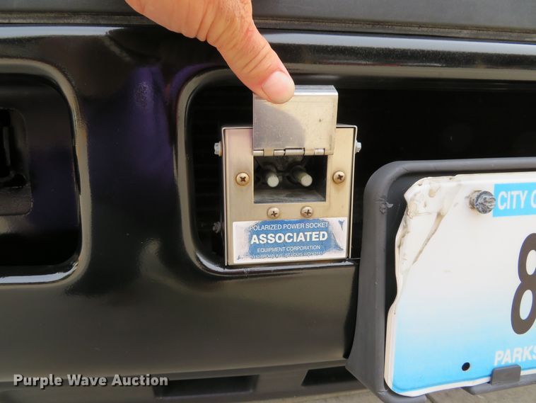 image for item DE8255 2006 Ford F350 Super Duty XL utility bed pickup truck