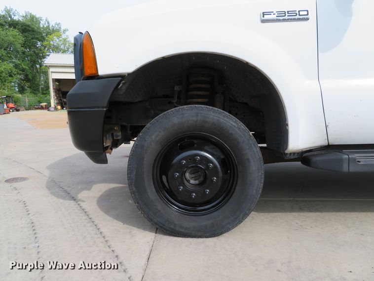 image for item DE8255 2006 Ford F350 Super Duty XL utility bed pickup truck