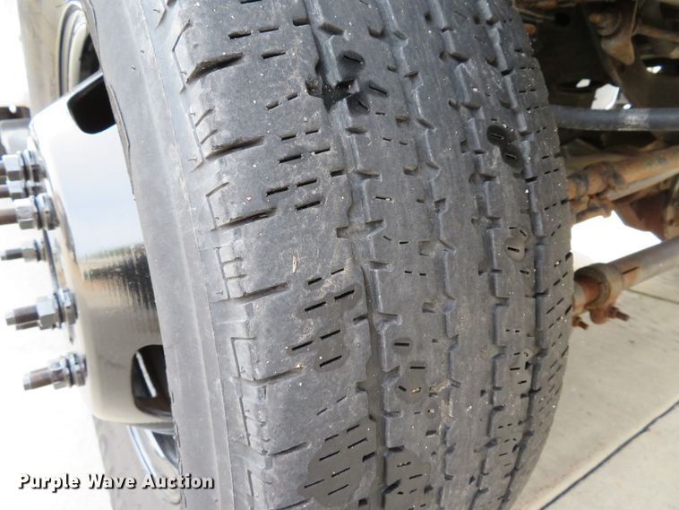 image for item DE8255 2006 Ford F350 Super Duty XL utility bed pickup truck