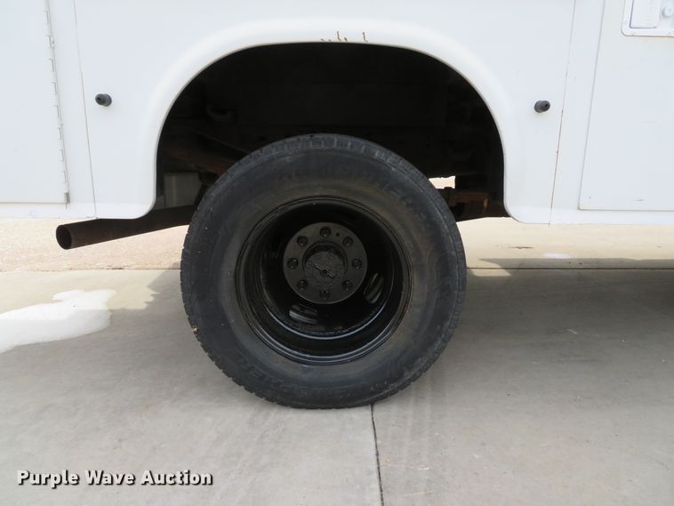 image for item DE8255 2006 Ford F350 Super Duty XL utility bed pickup truck