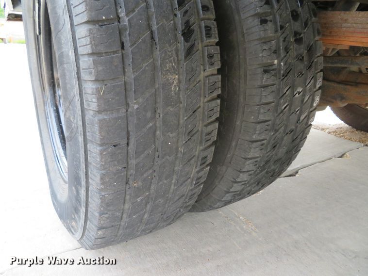 image for item DE8255 2006 Ford F350 Super Duty XL utility bed pickup truck