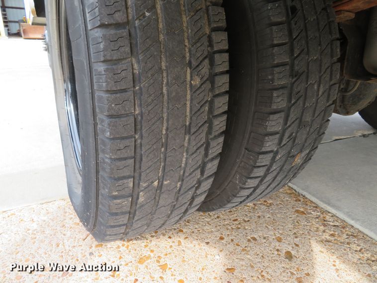 image for item DE8255 2006 Ford F350 Super Duty XL utility bed pickup truck