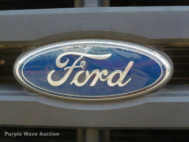 image for item DE8255 2006 Ford F350 Super Duty XL utility bed pickup truck