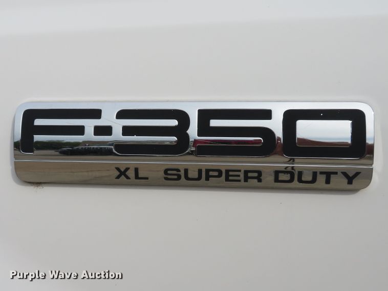 image for item DE8255 2006 Ford F350 Super Duty XL utility bed pickup truck