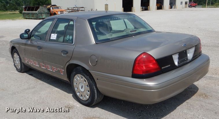 image for item DE8521 2004 Ford Crown Victoria Police Interceptor