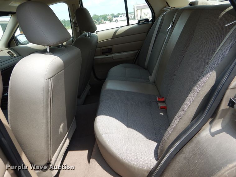 image for item DE8521 2004 Ford Crown Victoria Police Interceptor