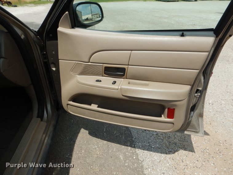 image for item DE8521 2004 Ford Crown Victoria Police Interceptor