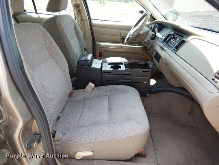 image for item DE8521 2004 Ford Crown Victoria Police Interceptor