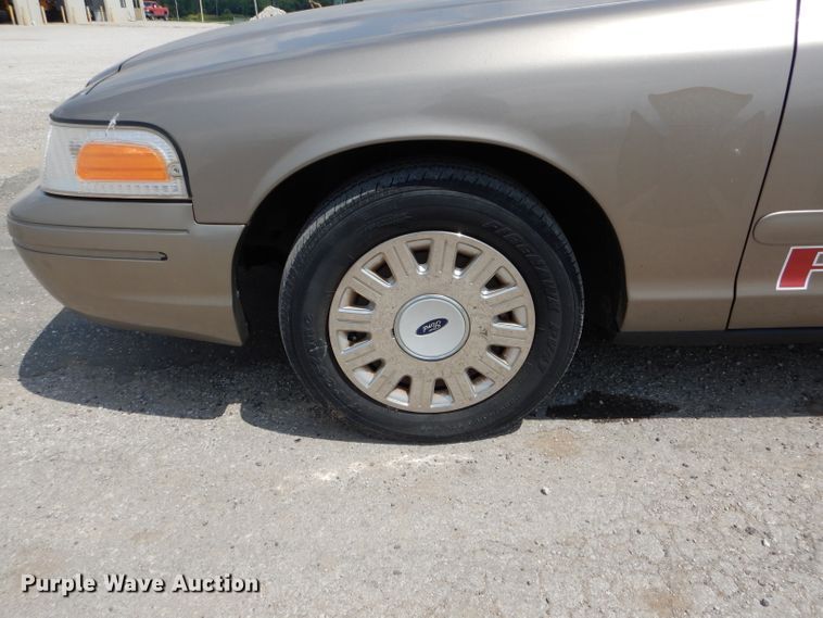 image for item DE8521 2004 Ford Crown Victoria Police Interceptor