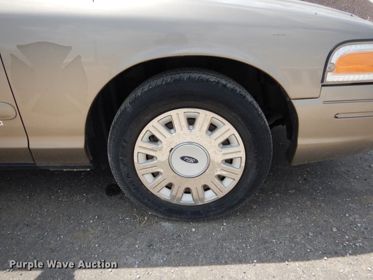 image for item DE8521 2004 Ford Crown Victoria Police Interceptor