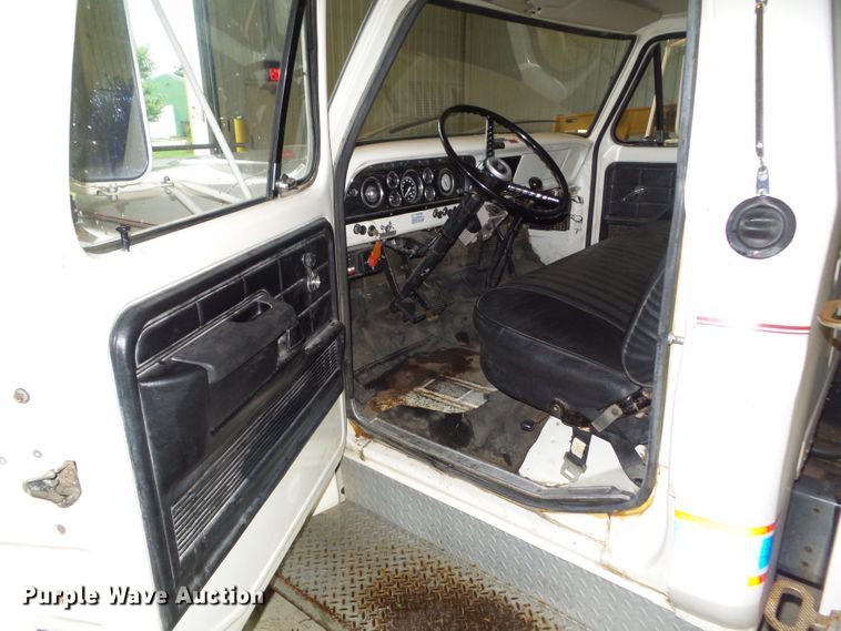 image for item DF0784 1976 Ford F750 fire truck