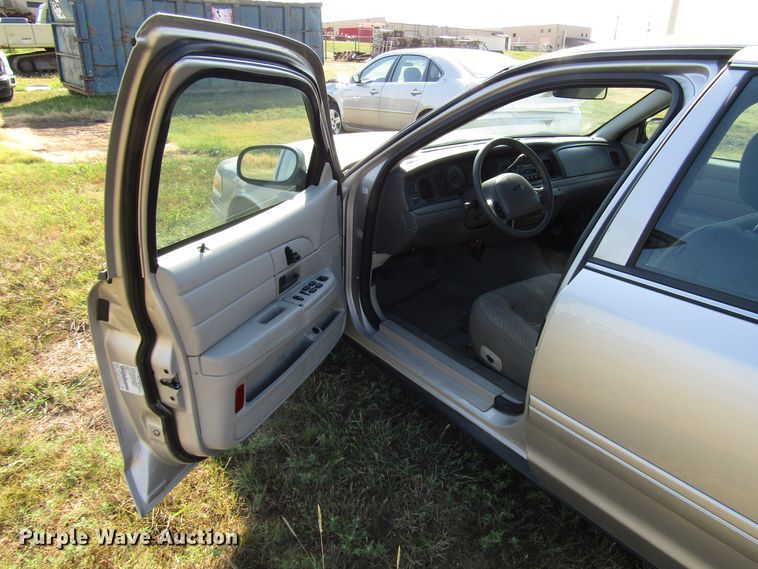 image for item DF4477 2004 Ford Crown Victoria Police Interceptor