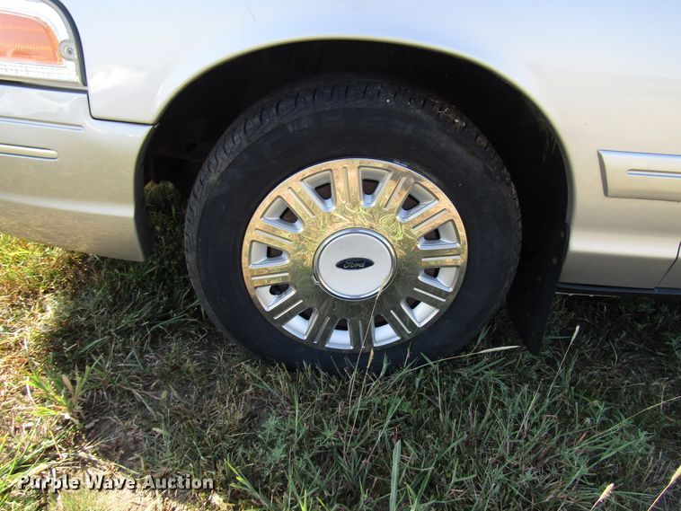 image for item DF4477 2004 Ford Crown Victoria Police Interceptor