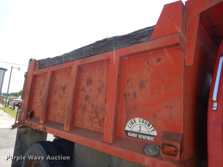 image for item DG4864 1995 Ford F80 dump truck