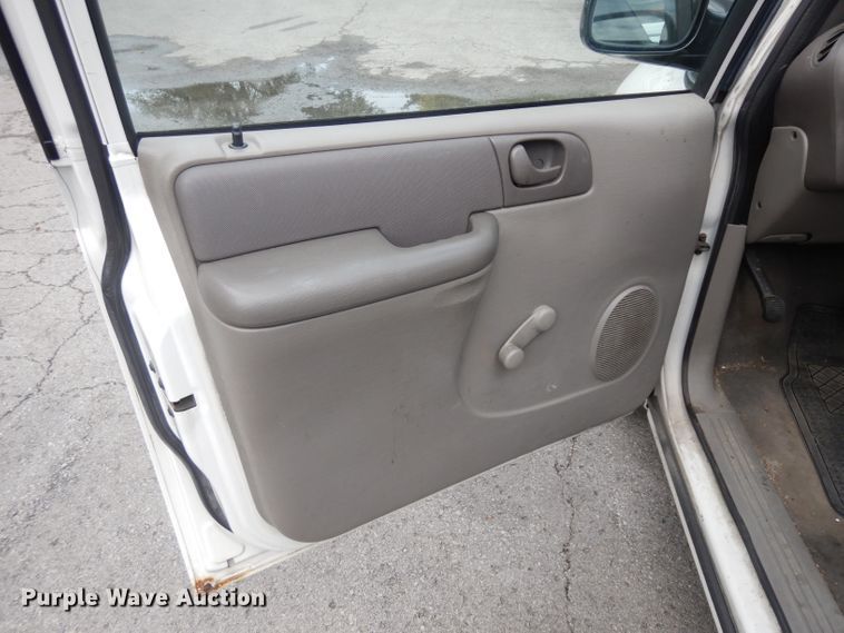 image for item DH0324 2002 Dodge Caravan minivan
