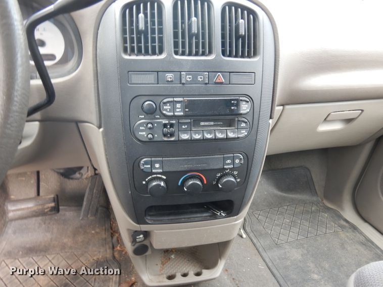image for item DH0324 2002 Dodge Caravan minivan