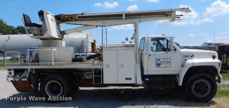 image for item DH6056 1993 Ford F800 bucket truck