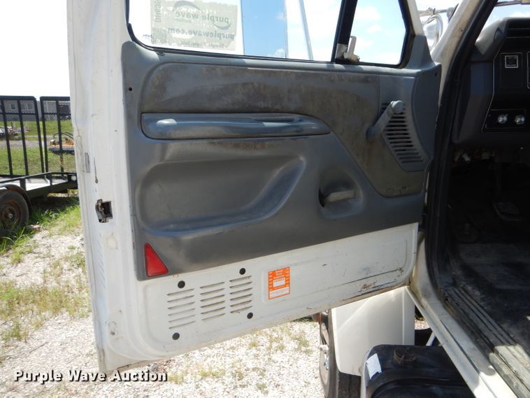 image for item DH6056 1993 Ford F800 bucket truck