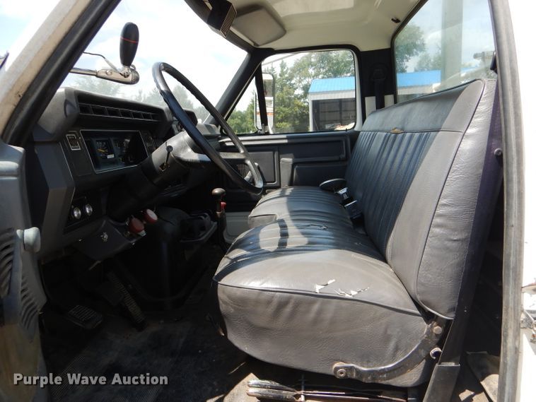 image for item DH6056 1993 Ford F800 bucket truck