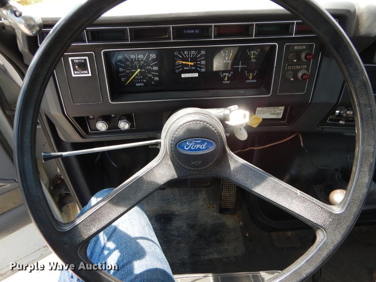 image for item DH6056 1993 Ford F800 bucket truck