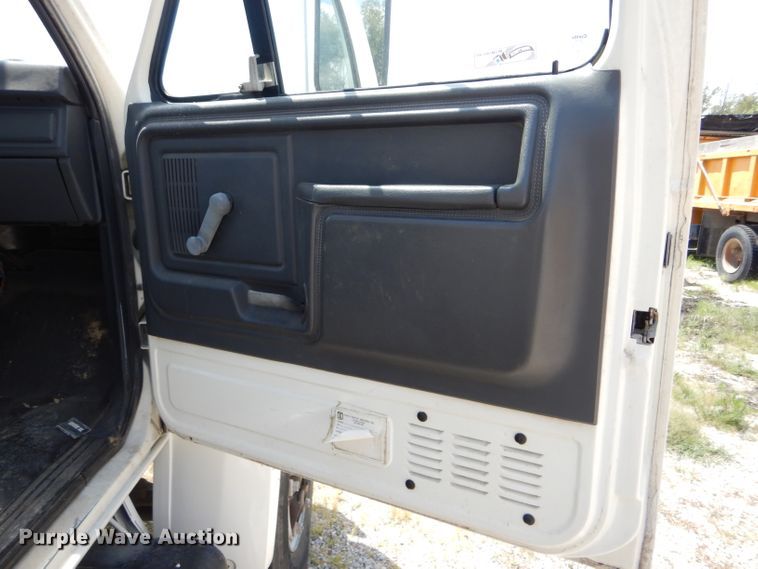 image for item DH6056 1993 Ford F800 bucket truck