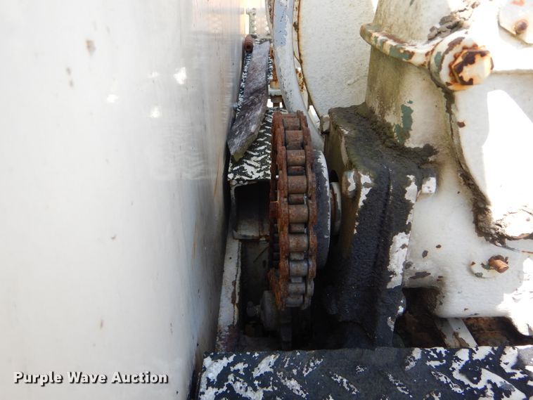 image for item DH6056 1993 Ford F800 bucket truck