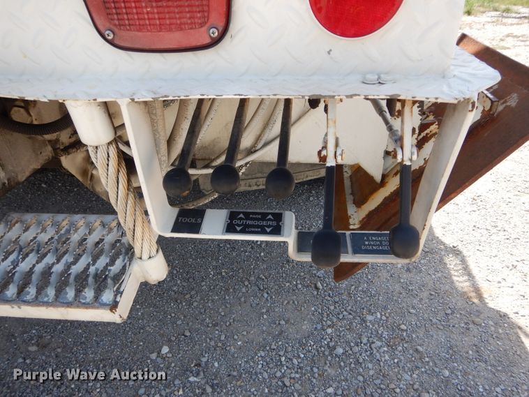 image for item DH6056 1993 Ford F800 bucket truck