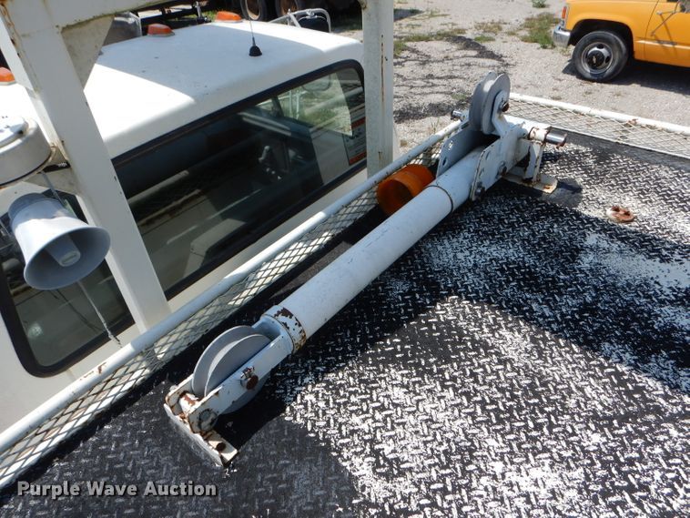 image for item DH6056 1993 Ford F800 bucket truck