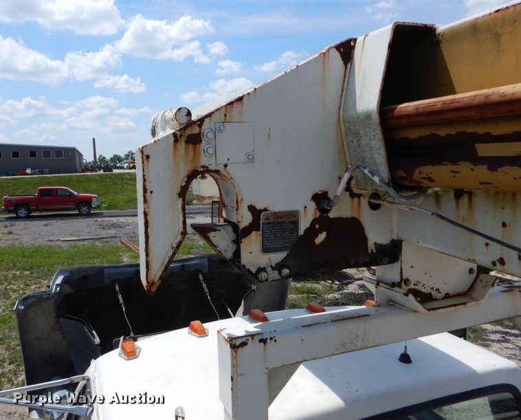 image for item DH6056 1993 Ford F800 bucket truck