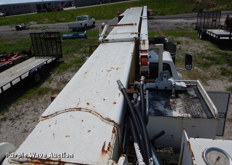 image for item DH6056 1993 Ford F800 bucket truck