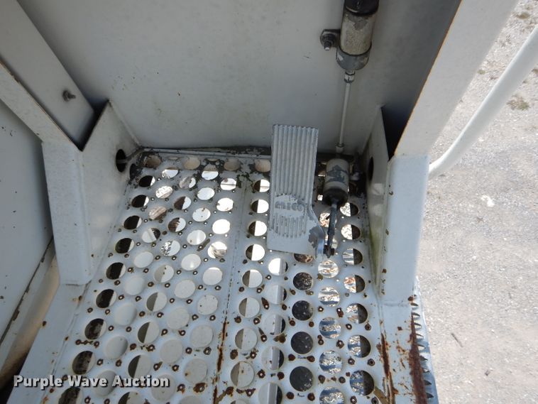 image for item DH6056 1993 Ford F800 bucket truck