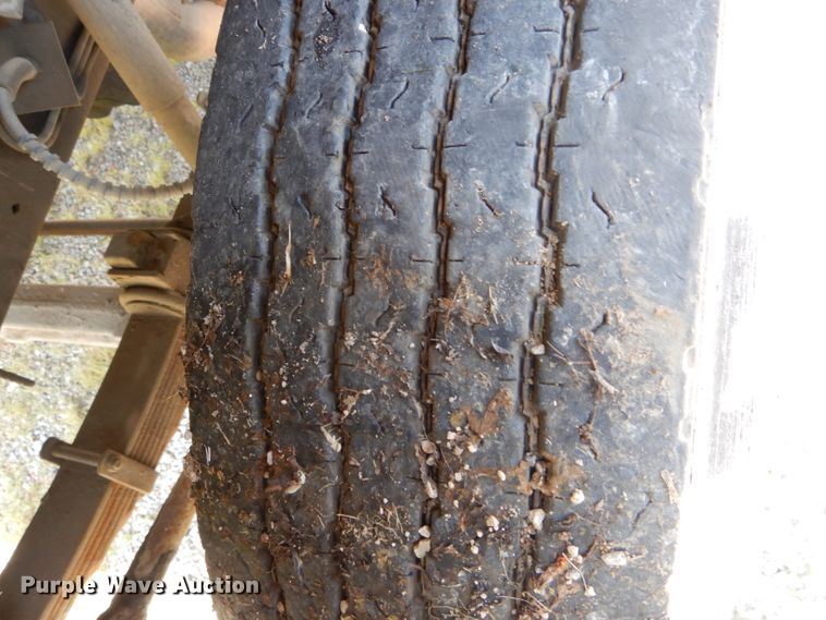 image for item DH6056 1993 Ford F800 bucket truck