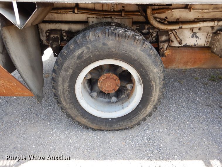 image for item DH6056 1993 Ford F800 bucket truck