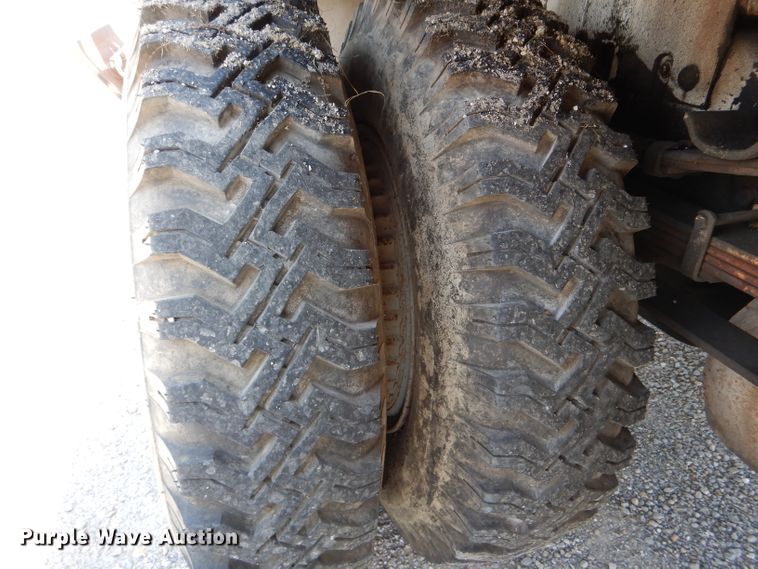 image for item DH6056 1993 Ford F800 bucket truck