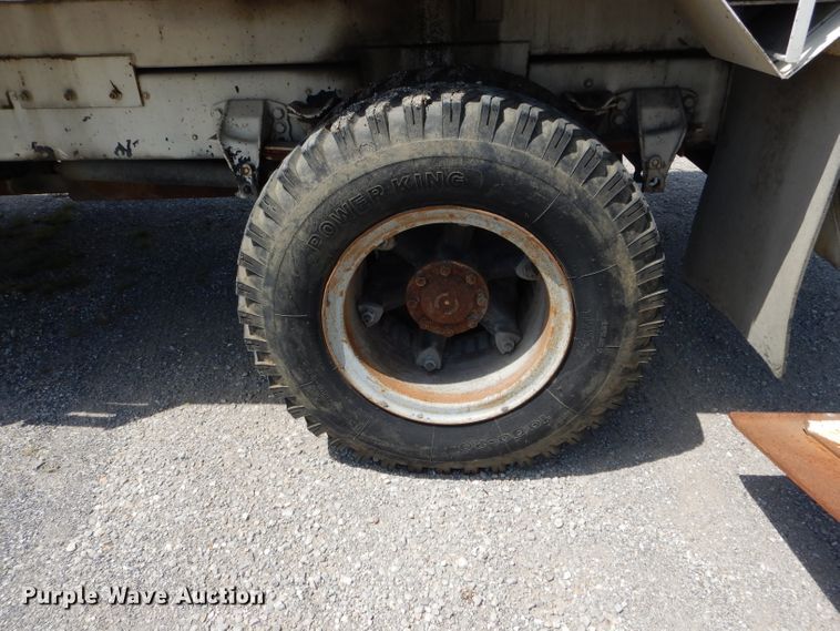 image for item DH6056 1993 Ford F800 bucket truck