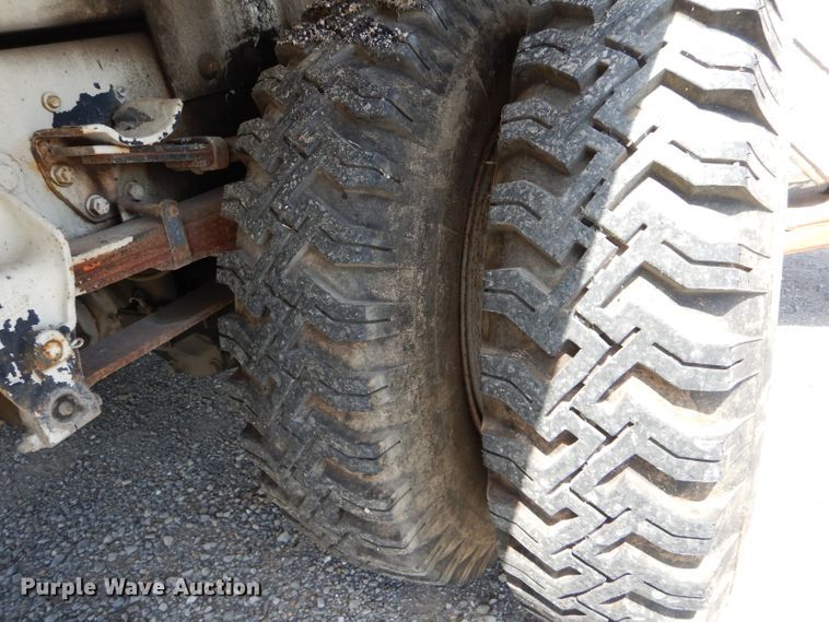 image for item DH6056 1993 Ford F800 bucket truck