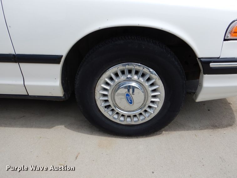 image for item DH6061 1996 Ford Crown Victoria Police Interceptor