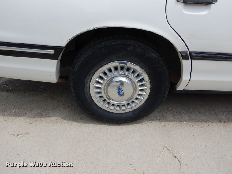 image for item DH6061 1996 Ford Crown Victoria Police Interceptor