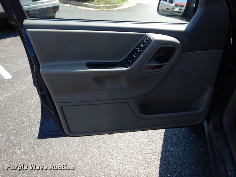 image for item DH6063 2004 Jeep Grand Cherokee Laredo SUV