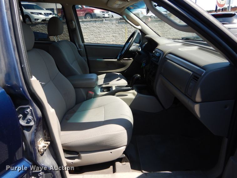 image for item DH6063 2004 Jeep Grand Cherokee Laredo SUV