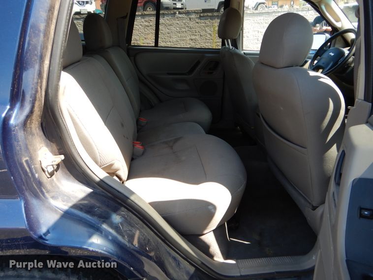 image for item DH6063 2004 Jeep Grand Cherokee Laredo SUV