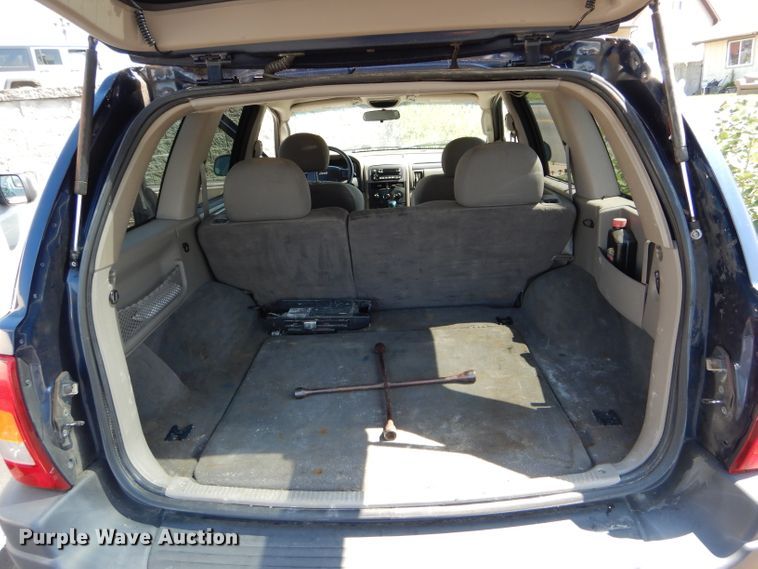 image for item DH6063 2004 Jeep Grand Cherokee Laredo SUV