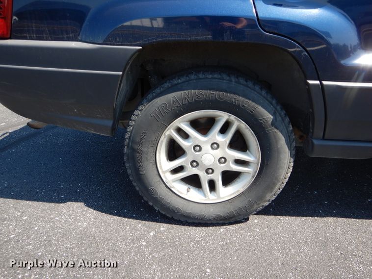 image for item DH6063 2004 Jeep Grand Cherokee Laredo SUV