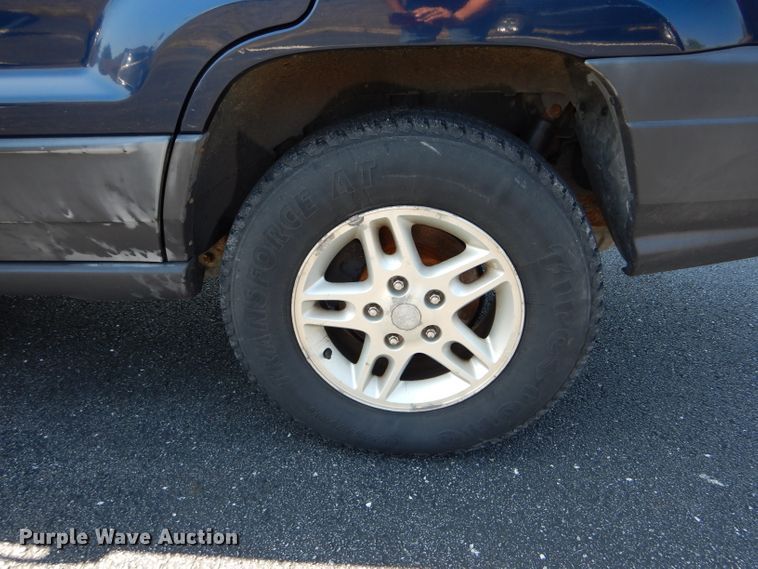 image for item DH6063 2004 Jeep Grand Cherokee Laredo SUV