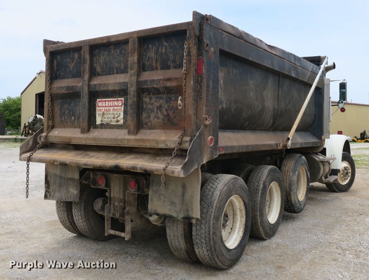 image for item EA9319 2004 Freightliner FLD dump truck