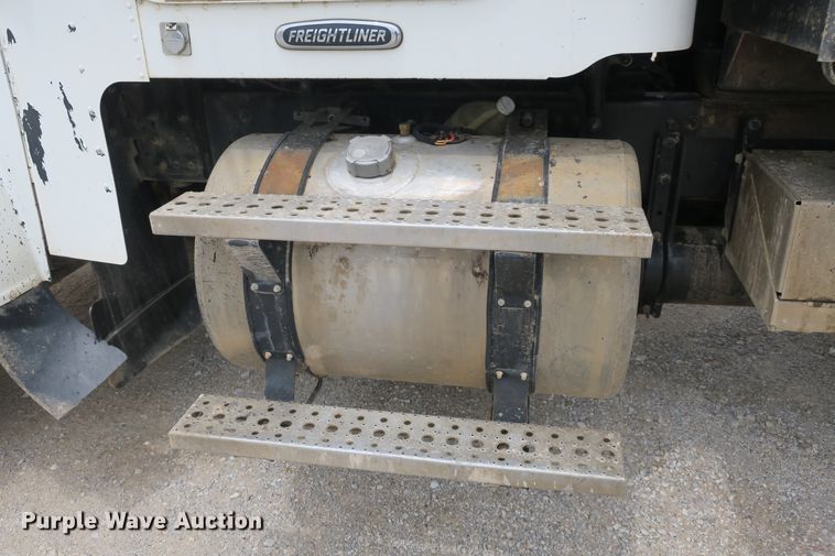 image for item EA9319 2004 Freightliner FLD dump truck