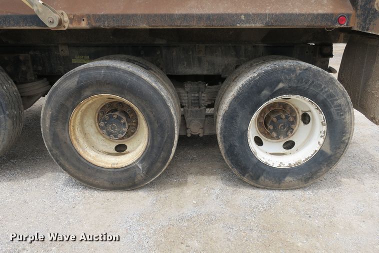 image for item EA9319 2004 Freightliner FLD dump truck