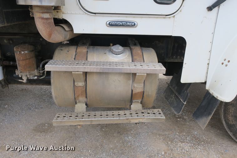 image for item EA9319 2004 Freightliner FLD dump truck